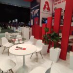 Stand fieristico IBF/25 ITER Business Forum Marsiglia: tavoli e sedie bianche, logo Allied Group.