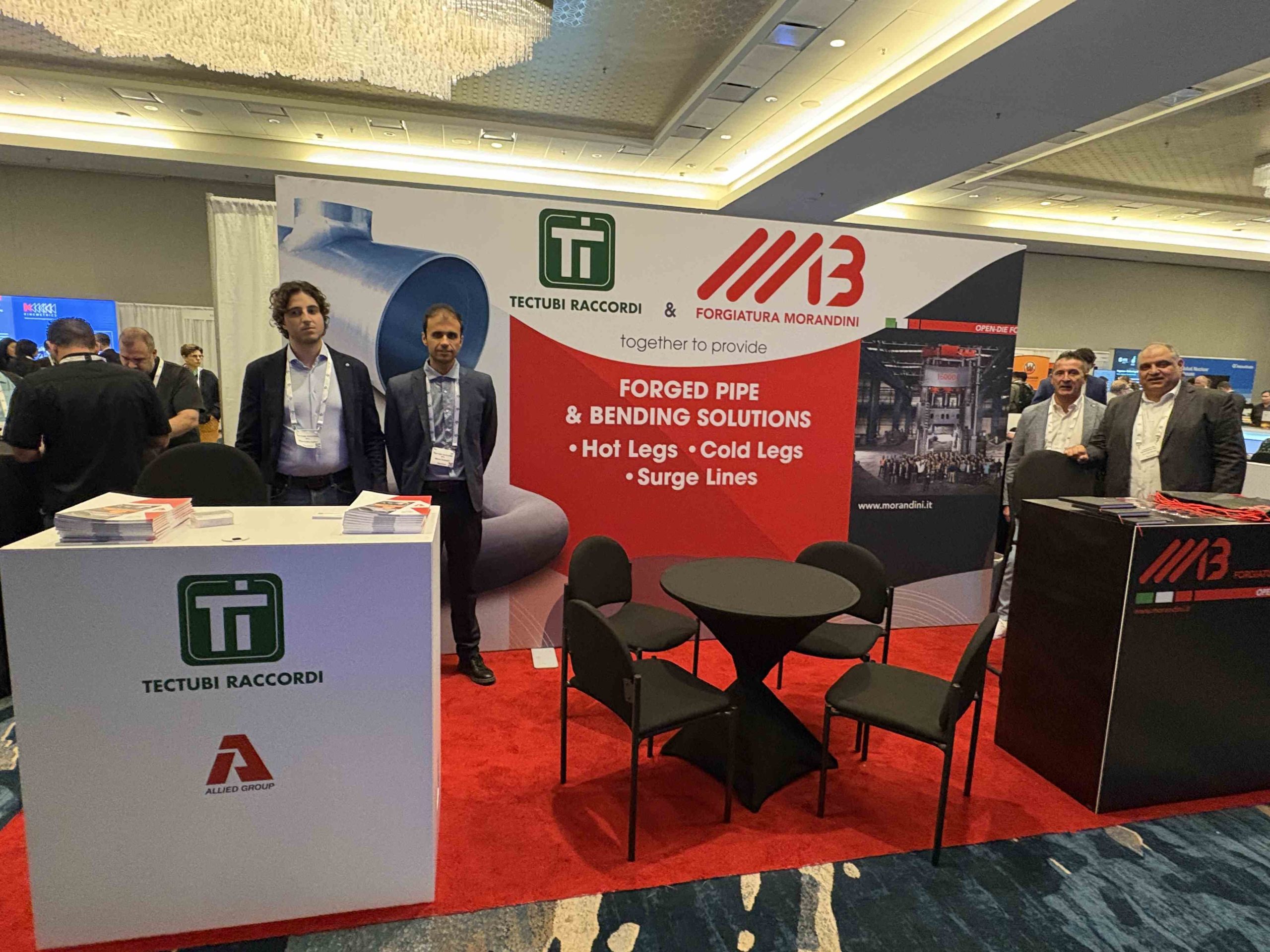 Espositori di Tectubi Raccordi e Forgiatura Morandini presso lo stand all'OTC 2026 di Houston con desk informativo e area meeting.